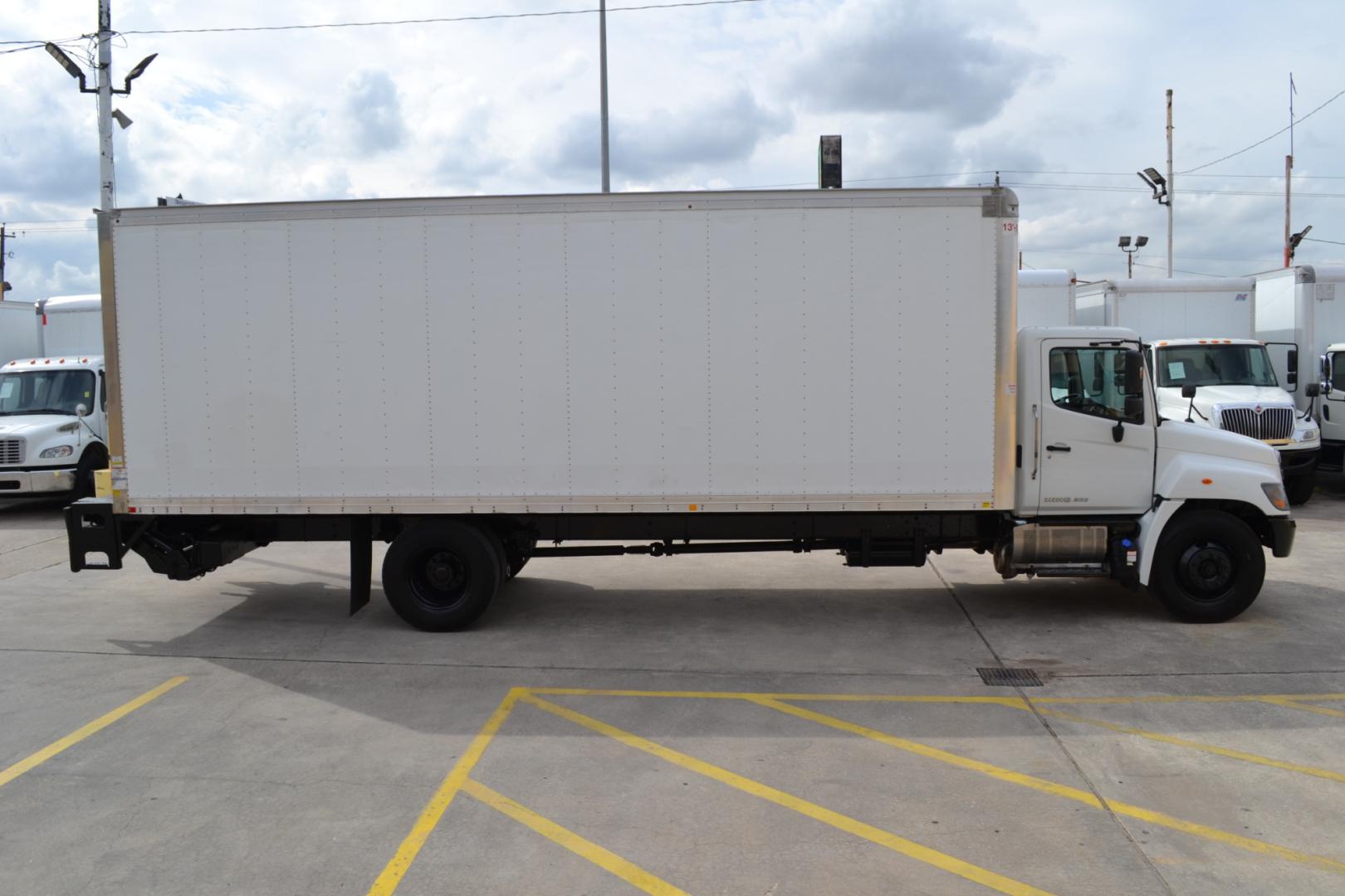 2020 WHITE /BLACK HINO 268 with an JO8E-WU 8.0L 230HP engine, ALLISON 2200HS AUTOMATIC transmission, located at 9172 North Fwy, Houston, TX, 77037, (713) 910-6868, 29.887470, -95.411903 - 25,950LB GVWR NON CDL, 26FT BOX, 13FT CLEARANCE, HEIGHT 103" X WIDTH 102", 2,500LB LIFT GATE, 95 GALLON FUEL TANK, SPRING RIDE, COLD A/C - Photo#3